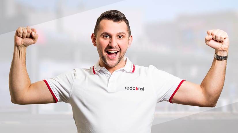 Mężczyzna w białej koszulce z logo, podnosi ręce w górę, wyrażając radość i entuzjazm. Wyraża pozytywne emocje, co może kojarzyć się z sukcesem lub zadowoleniem z oferowanych usług. Idealny obraz dla producenta myjni bezdotykowych.