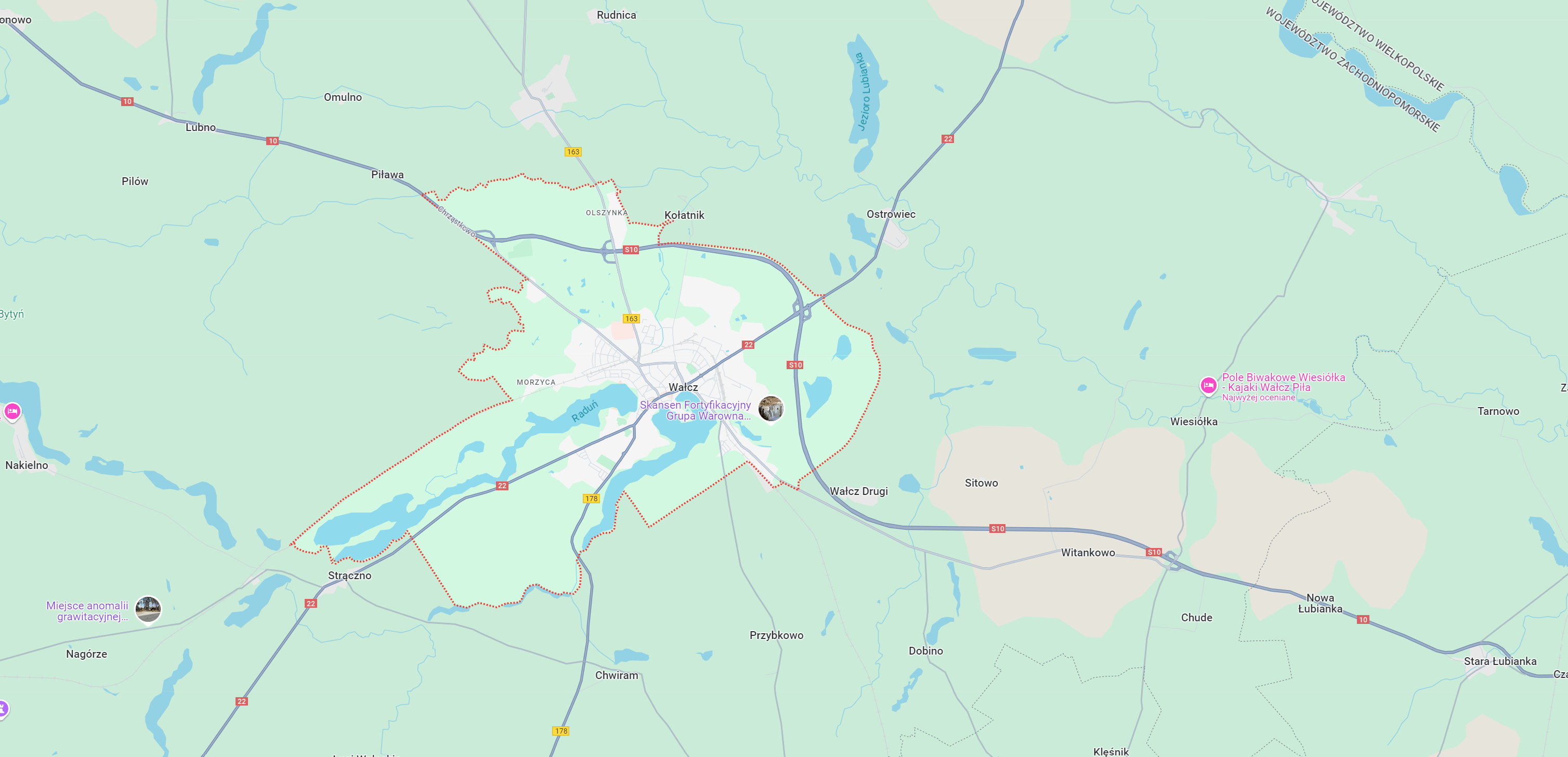 Mapa regionu Walcz, pokazująca główne drogi, jeziora i pobliskie miejscowości. Wizualizacja ukazuje trasę S10 oraz otaczające tereny zielone, idealne dla turystów. Przydatna dla osób planujących podróże i eksplorację okolicy.