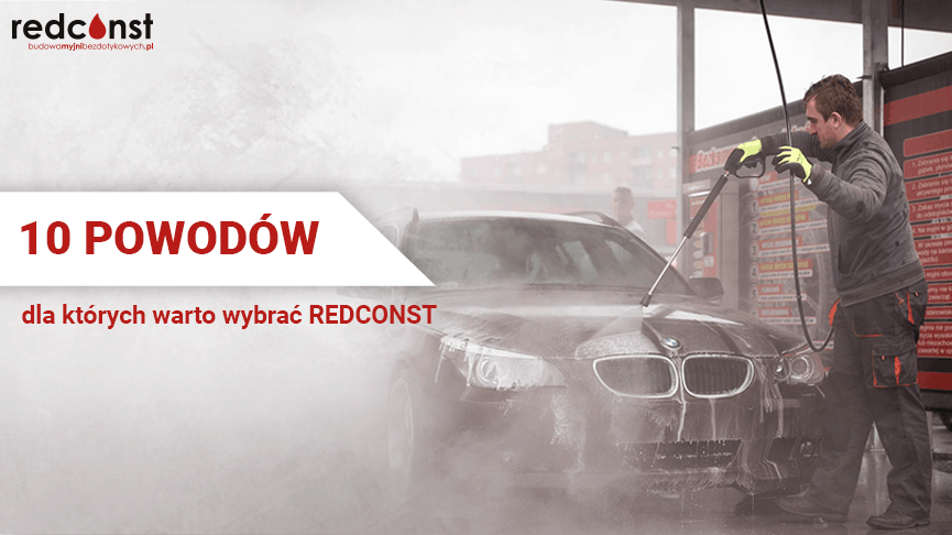 Mężczyzna myje samochód za pomocą myjni bezdotykowej, otoczony przez prasowe banery promujące firmę REDCONST, z widoczną informacją o 10 powodach, dla których warto wybrać tego producenta myjni bezdotykowych.